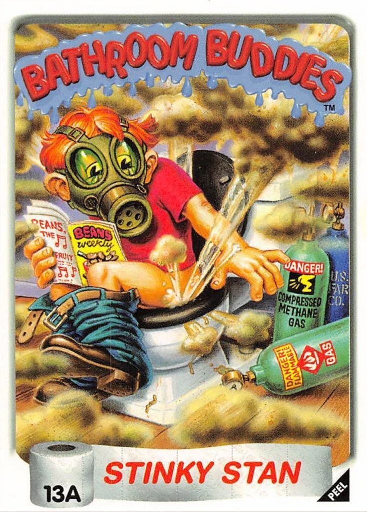 Carte Bathroom Buddies illustrée par Tom Bunk : Stinky Stan, équipé d’un masque à gaz, nettoie une cuvette de toilettes débordante dans une salle de bain délabrée, satire visuelle exagérée et nauséabonde.