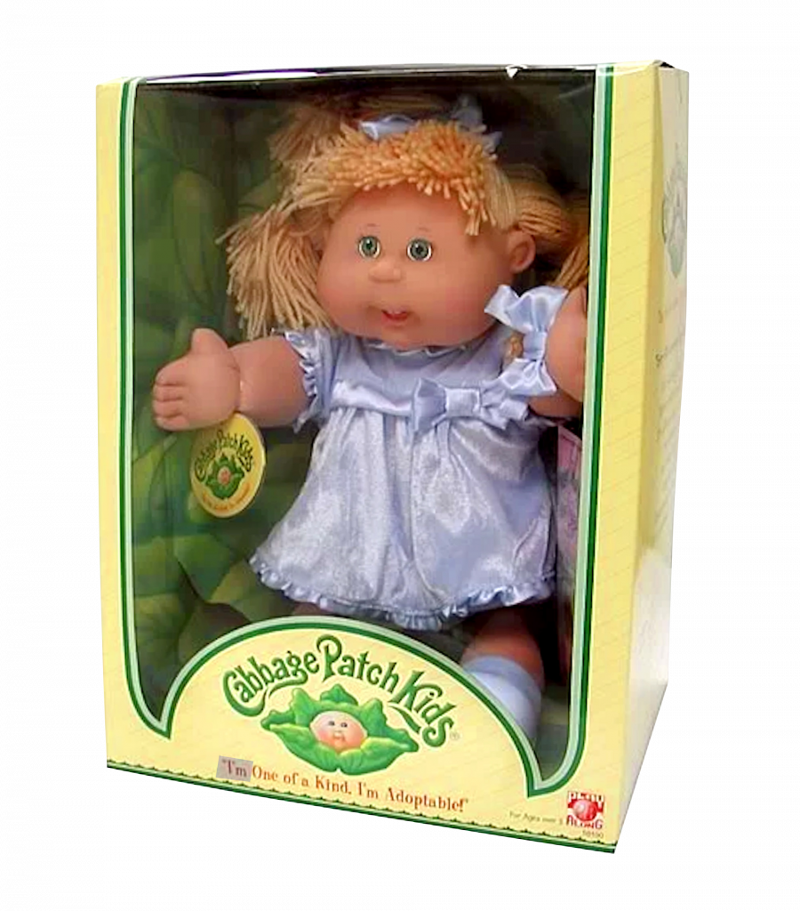 Poupée Cabbage Patch Kid originale dans son emballage. Une poupée au visage rond et doux, vêtue d’une robe violette, emblème des jouets pour enfants populaires des années 1980.