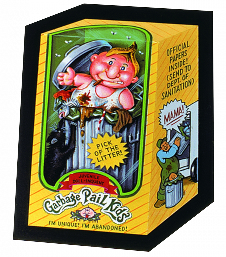 Packaging d’un Garbage Pail Kid en version poupée. Le personnage, caricatural et crasseux, surgit d’une poubelle dans un décor délirant, pastichant les codes des jouets mignons avec une touche satirique et trash.