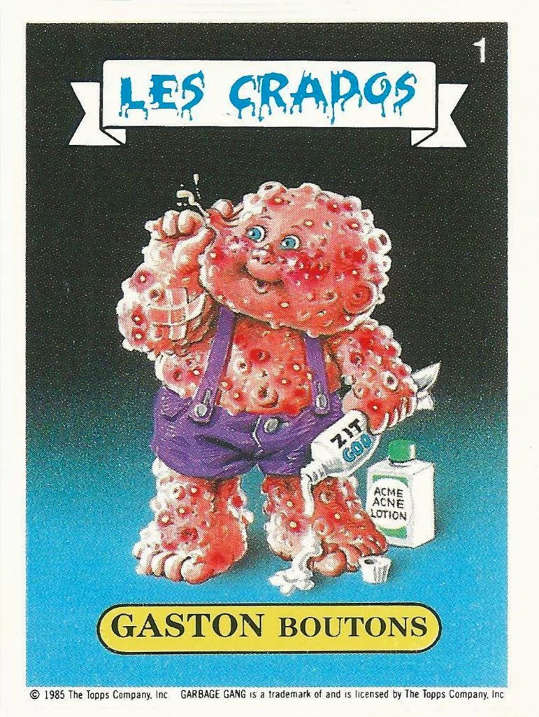 Carte Les Crados numéro 1 : Gaston Boutons, personnage recouvert intégralement de pustules roses et de boutons purulents, vêtu d’un short violet avec un tee-shirt sale posé à côté de lui.