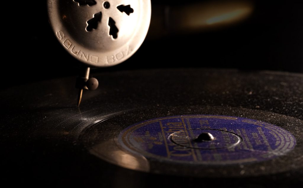 Disque vinyle ancien sous gramophone, métaphore visuelle de la perte de mémoire et de la démence.
