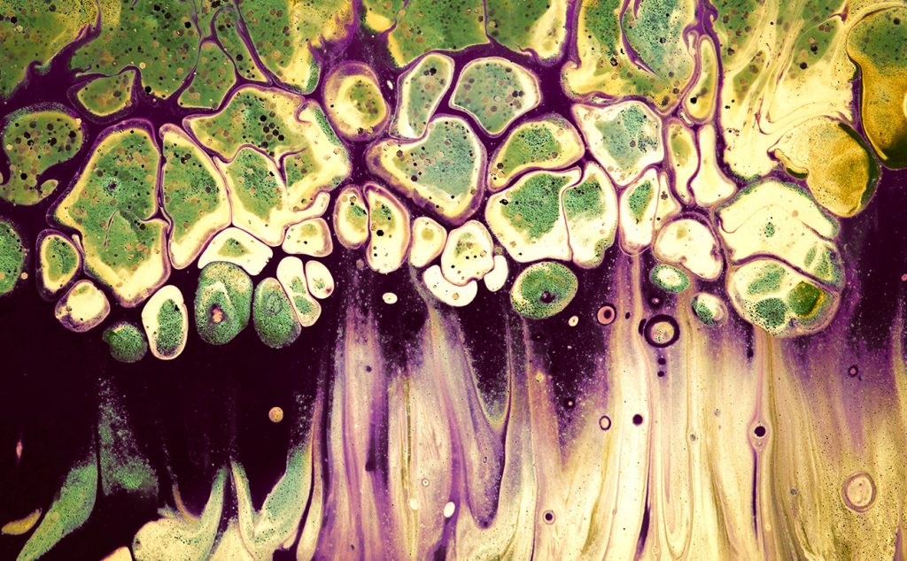 Illustration abstraite représentant la dégradation visuelle liée à la démence, formes floues et couleurs altérées.