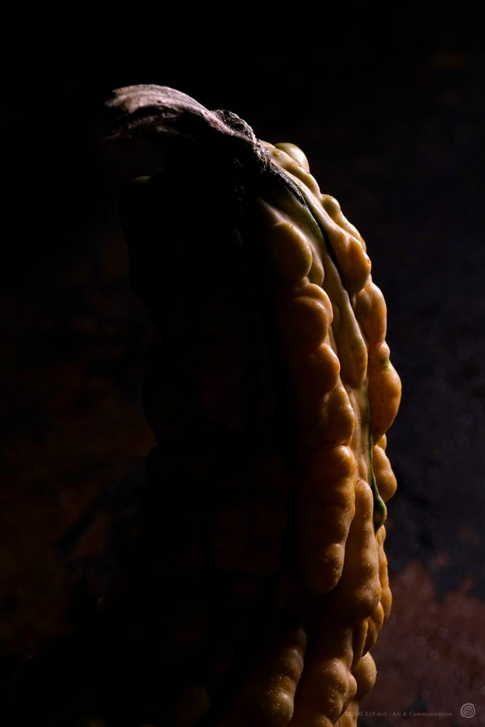 Photographie artistique Eyedoll -  silhouette de courge difforme éclairée en clair-obscur, texture baroque inspirée des rituels d’Halloween et de Samhain.