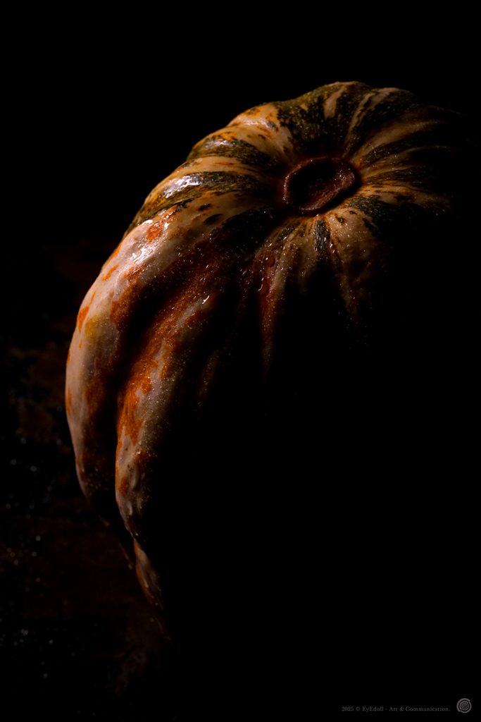 Photographie artistique Eyedoll – volume organique difforme éclairé en clair-obscur, nature morte baroque inspirée du folklore d’Halloween et de Samhain.