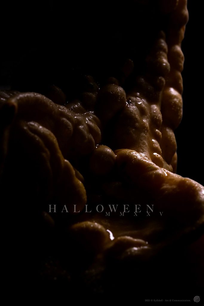 Photographie baroque Eyedoll – détail organique en clair-obscur, texture difforme inspirée du folklore païen d’Halloween et de Samhain. Le Sacre du Difforme.