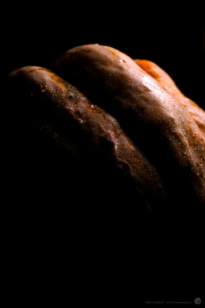 Photographie baroque Eyedoll -  détail de matière organique éclairée en clair-obscur, texture vivante inspirée du folklore païen d’Halloween et de Samhain.