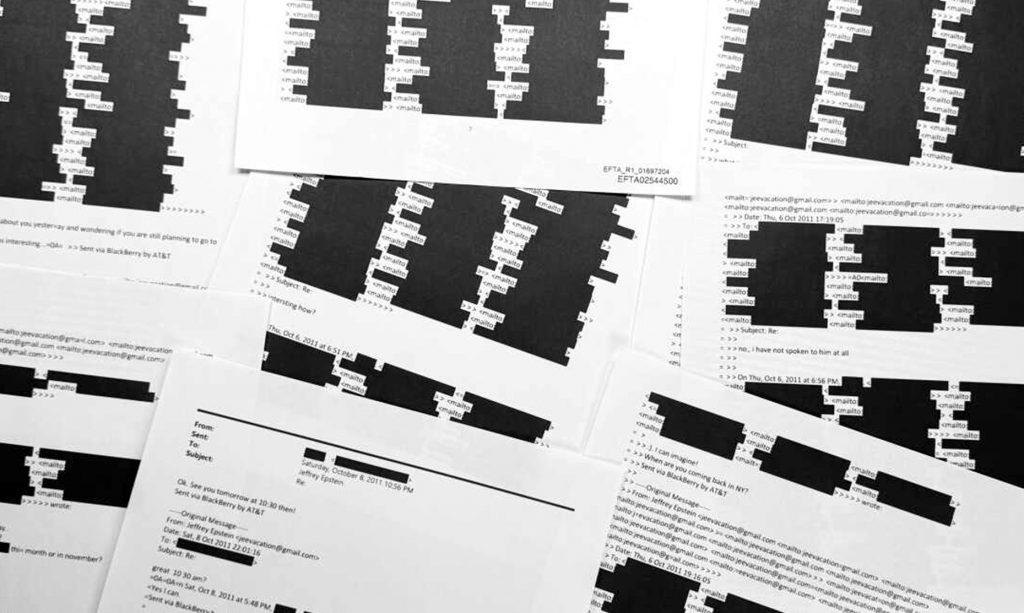 Feuilles imprimées de courriels et documents officiels, recouvertes de larges bandes noires de caviardage, disposées en mosaïque.