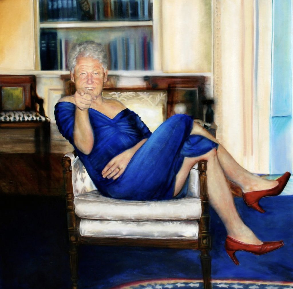 Tableau figuratif montrant Bill Clinton assis dans un fauteuil, en robe bleue et talons rouges, pointant le spectateur ; arrière-plan composé d’une bibliothèque, d’un drapeau américain et d’une moquette bleue évoquant le décor du Bureau ovale.