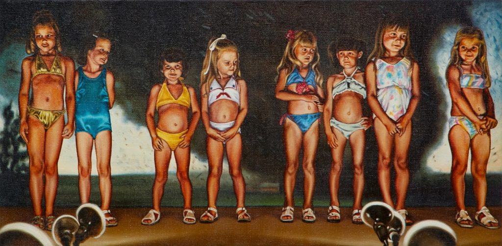Peinture de Damian Loeb montrant huit jeunes filles en maillot de bain, alignées comme pour un concours sur une scène sombre, éclairées par des spots visibles au premier plan.