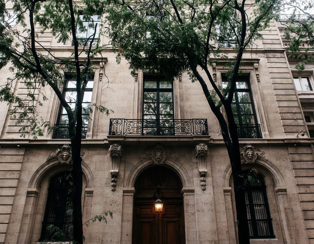 Façade de l’immeuble de Jeffrey Epstein à Manhattan, bâtiment haussmannien discret dans un quartier résidentiel de New York.