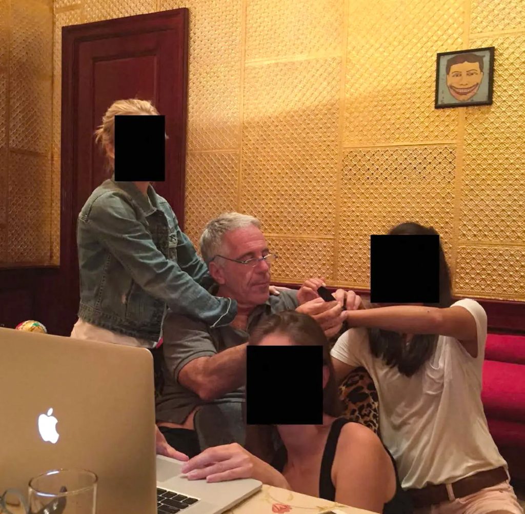 Jeffrey Epstein assis dans une pièce décorée, entouré de plusieurs personnes, avec un tableau représentant le Steeplechase Face accroché au mur en arrière-plan.