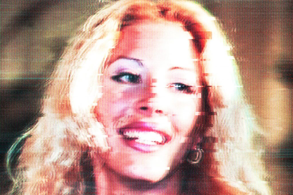 Visage féminin dégradé effet écran CRT symbolisant la déshumanisation médiatique et la télé-réalité