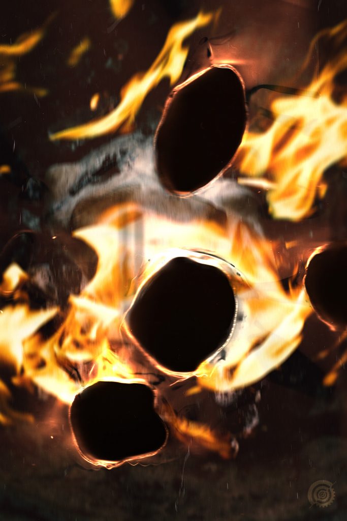 Photographie des faux-semblants : masque blanc entouré de flammes avec effet de pellicule brûlée.