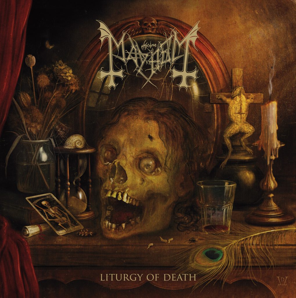 Pochette de l’édition classique de Liturgy of Death de Mayhem par Daniele Valeriani, montrant une vanité sombre avec une tête en décomposition posée sur une table, entourée d’un sablier, d’une croix, d’une chandelle, d’une carte et d’autres objets funèbres.