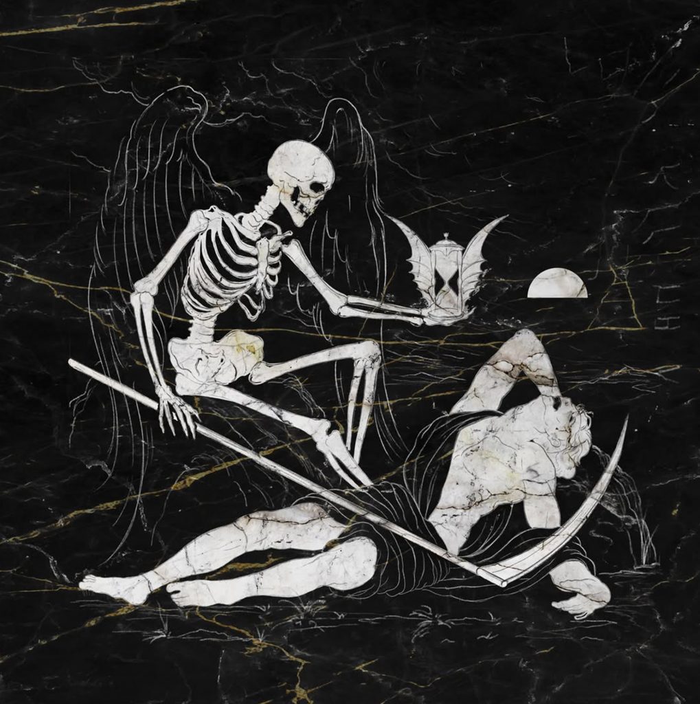 Illustration de Liturgy of Death montrant un squelette ailé tenant une faux face à un corps allongé, dans une composition sombre inspirée d’une dalle funéraire gravée.