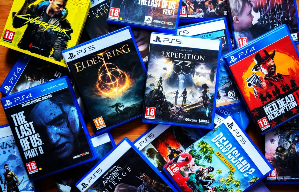 Collection de jeux vidéo physiques PlayStation 4 et PlayStation 5, avec plusieurs boîtiers disposés les uns sur les autres.