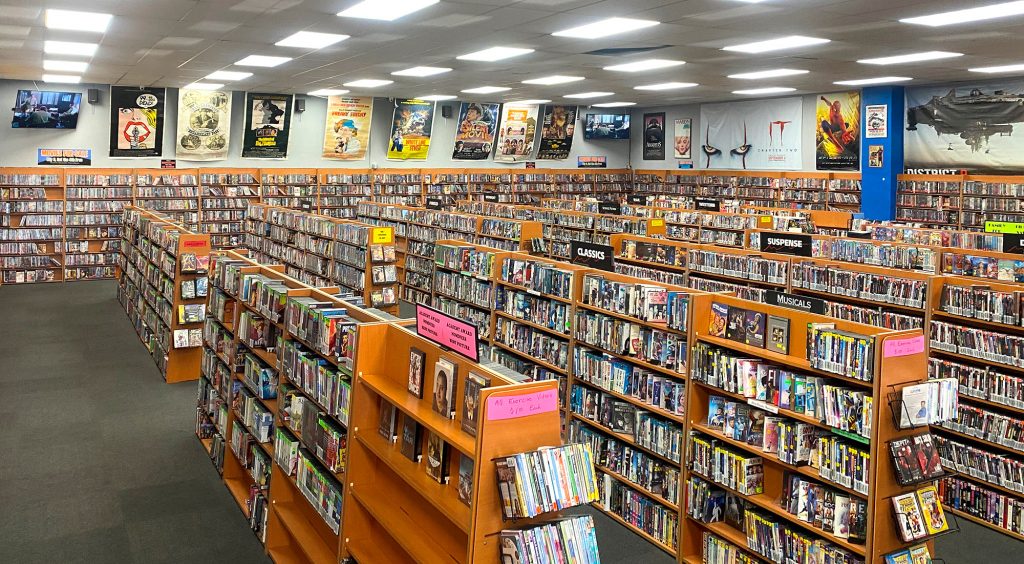 Du vidéoclub aux plateformes numériques : les œuvres ont quitté les rayonnages pour intégrer des catalogues dont la composition, la durée et les conditions d’accès échappent désormais au spectateur.